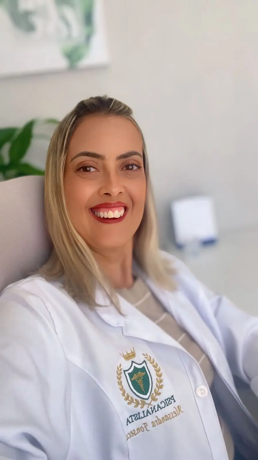 Foto de rosto da psicoterapeuta Alessandra Fonseca sorrindo