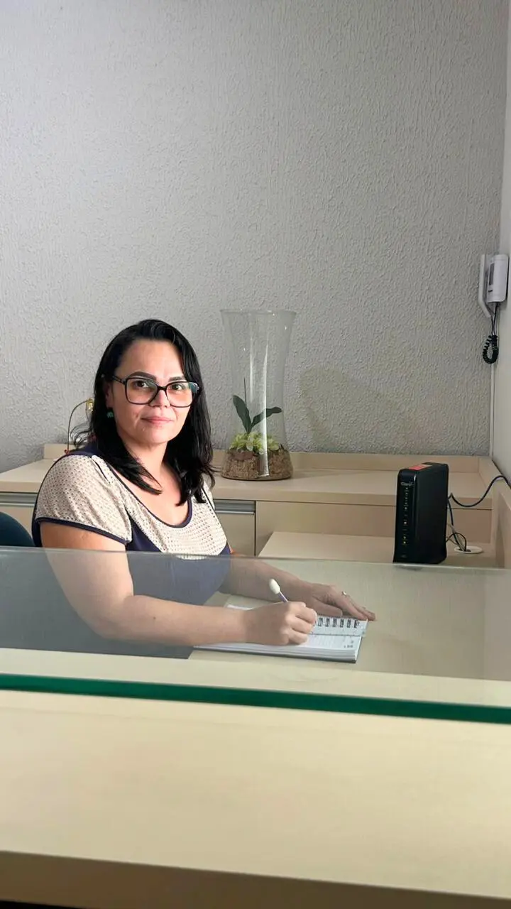 Foto da secretária Danila Karen trabalhando na Clínica Mais Autoestima