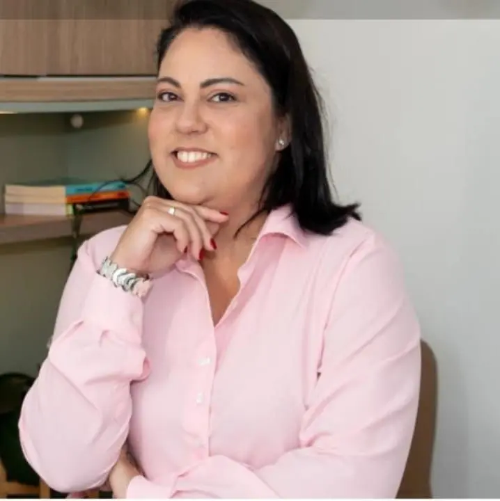 Foto de rosto da psicóloga Juliana dos Santos sorrindo